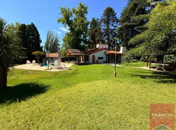 Casa · 257m² · 15 Ambientes · Besares 1019