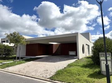 Casa · 161m² · 2 Cocheras · Casa en Country Vida 1