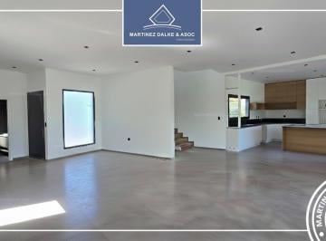 Casa · 330m² · 4 Ambientes · 4 Cocheras · Estancia Q2 - Vista Privilegiada