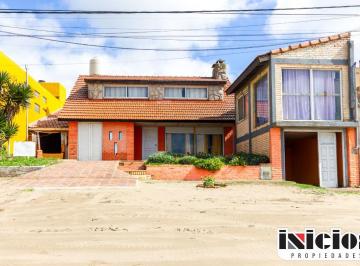 Casa de 4 ambientes, Mar de Ajó · Chalet Costero con Vista Panorámica - C1005