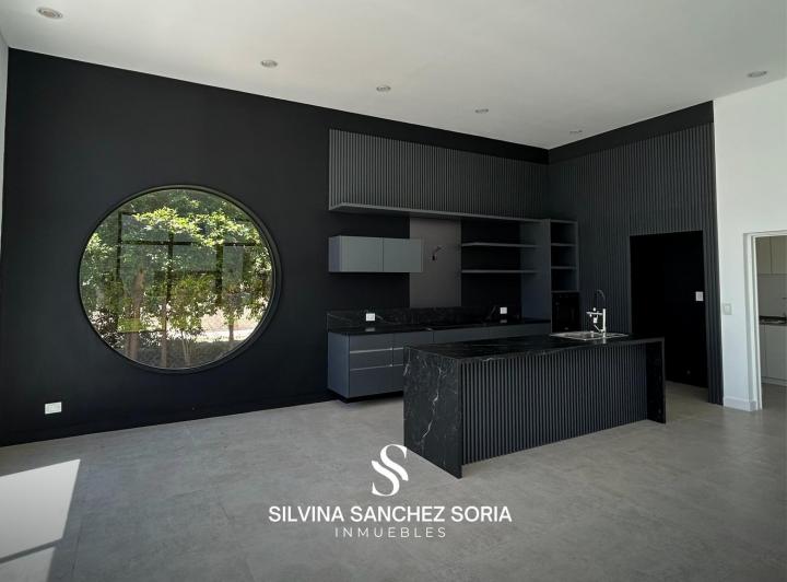 Casa · 200m² · 4 Ambientes · 2 Cocheras