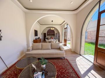 Casa · 204m² · 4 Ambientes · 1 Cochera · Venta Casa Tres Dorm. Renovada. Lourdes - Rosario