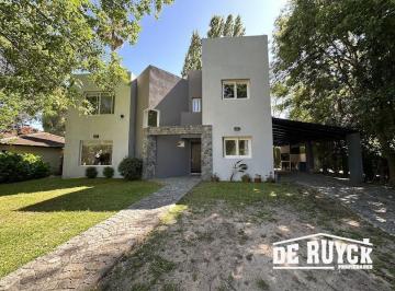 Casa · 153m² · 5 Ambientes · 2 Cocheras · Casa con Excelente Ubicación en Barrio El Carmen