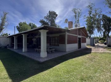 Casa · 238m² · 3 Ambientes · 4 Cocheras · Terreno en Ingeniero Giagnoni