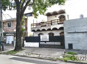 Casa · 262m² · 8 Ambientes · 1 Cochera · Casa Multifamiliar en Venta Para Actualizar Sobre Gran Lote. 3 Viviendas. Excelente Ubicación.