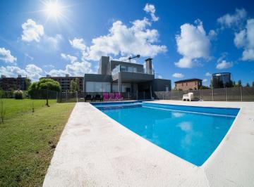 Casa · 184m² · 5 Ambientes · 2 Cocheras · Casa Ubicada en Los Pasos del Golf - Fisherton