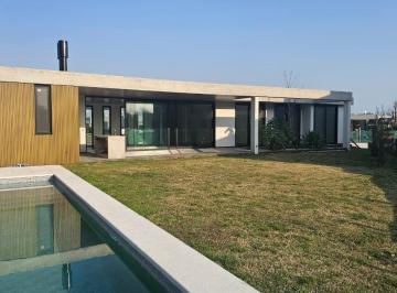 Casa · 849m² · 5 Ambientes · 1 Cochera · Moderna Casa de Diseño en Altos de Campo Grande | Vco Propiedades