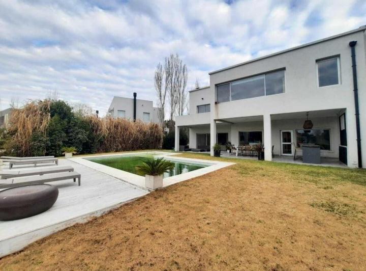Casa · 375ha · 7 Ambientes · 2 Cocheras