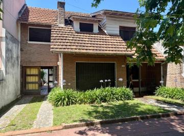 Casa · 195m² · 5 Ambientes · 2 Cocheras · Casa con 250 m² y 4 Habitaciones en Venta en Castelar