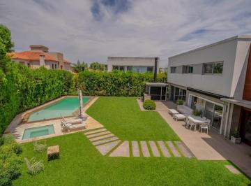 Casa · 400m² · 6 Ambientes · 4 Cocheras · Casa en Barrio Los Troncos Excelente Estado