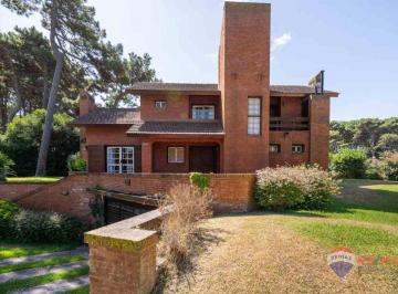 Casa · 254m² · 5 Ambientes · 1 Cochera · Casa en Venta 5 Ambientes y Dependencia en Pinamar