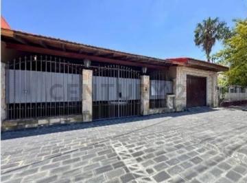 Casa · 250m² · 5 Ambientes · 2 Cocheras · Venta Casa 5 Ambientes Villa Udaondo Pileta Apta Credito