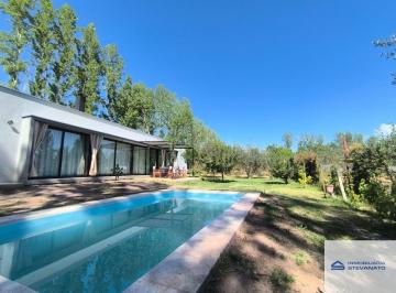 Casa de 4 ambientes, Lunlunta · Casa en Venta de 3 Dorm. C/ Cochera en Lunlunta