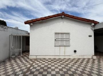 Casa · 80m² · 3 Ambientes · 4 Cocheras · Chalet en Venta en R. Calzada