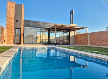 Casa · 61m² · 1 Dormitorio · Casa Quincho con Piscina a Estrenar Apto Credito!
