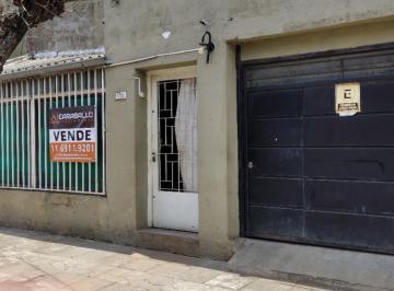 Casa · 95m² · 3 Ambientes · 1 Cochera · Venta Casa a Reciclar con Cochera La Tablada 4 Ambientes
