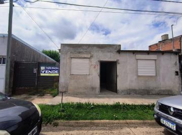 Casa · 130m² · 4 Ambientes · 2 Cocheras · Casa en Venta Sobre Calle 10 de Junio Entre Calle Bozano y Hernandez