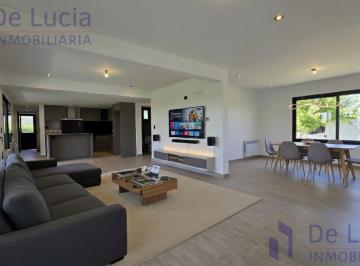 Casa · 272m² · 6 Ambientes · 2 Cocheras · B Las Candelas Ll / 3 Hab/3 Banos/jardin