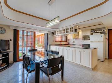 Casa · 350m² · 5 Ambientes · 3 Cocheras · Venta Casa Barrio Naon Mataderos