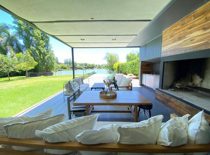 Casa · 370m² · 4 Dormitorios · 5 Cocheras
