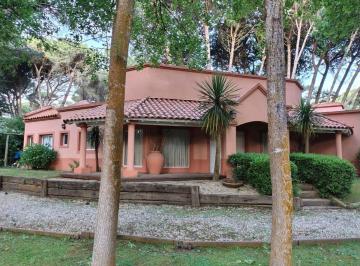 Casa de 4 ambientes, Cariló · Excelente Propiedad Estilo Colonial con Todas Sus Habitaciones en Suite
