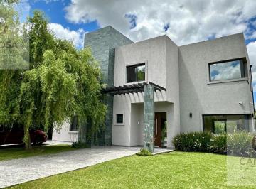 Casa · 214m² · 6 Ambientes · 8 Cocheras · Casa en Barrio Santa Juana 6 Ambientes