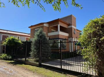 Casa · 200m² · 7 Ambientes · 3 Cocheras · Casa en Capital