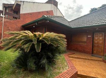 Casa de 4 ambientes, Morón · Venta de Casa de Cuatro Ambientes con Cochera y Quincho en Ramos Mejía