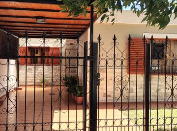 Casa · 132m² · 5 Ambientes · 1 Cochera · Imperdible! Casa 4 Dorm. 2 Baños - Excelente Zona!