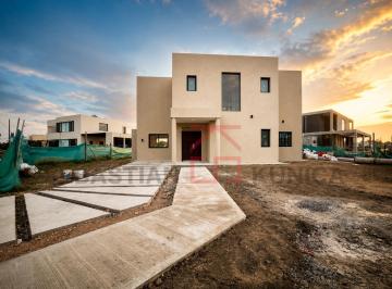 Casa · 165m² · 4 Ambientes · 3 Cocheras · Casa a La Laguna Sobre Lote 1.000 m²