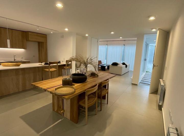 Casa · 180m² · 7 Ambientes · 2 Cocheras