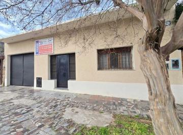 Casa · 130m² · 4 Ambientes · 2 Cocheras · Casa en Venta en Villa Bosch.