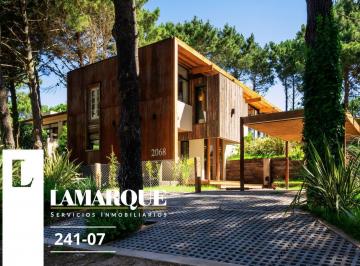 Casa · 198m² · 4 Ambientes · 2 Cocheras · Casa a Estrenar con Diseño de Calidad. Venta y Alquiler Temporario.