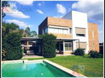 Casa · 210m² · 8 Ambientes · Amoblada! Casa en Venta!! Nivel!.2 Plantas!. 3 Dorm.. Piscina.