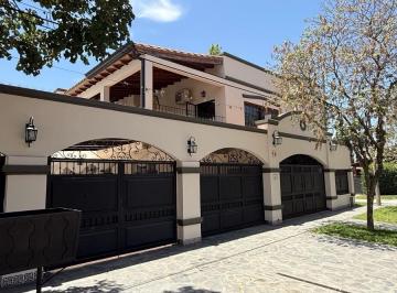 Casa · 350m² · 9 Ambientes · 4 Cocheras · Casa en Venta en Yerba Buena