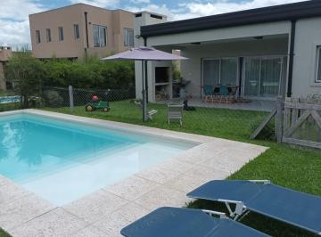 Casa · 120m² · 4 Ambientes · Casa 4 Amb. Pileta y Jardín en Venta en San Alfonso (Pilar del Este)