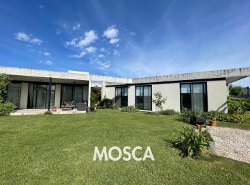 Casa · 220m² · 6 Ambientes · 4 Cocheras · Casa Minimalista en Una Planta con Piscina