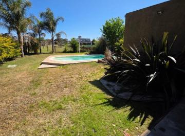 Casa · 220m² · 6 Ambientes · Casa en Venta Tres Dorm., Pileta, Valle del Golf