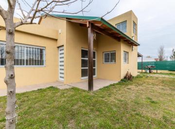 Casa · 583m² · 5 Ambientes · 2 Cocheras · Venta - Casa Dos Dorm. con Dos Patio, Parrillero, y Cochera - Funes City