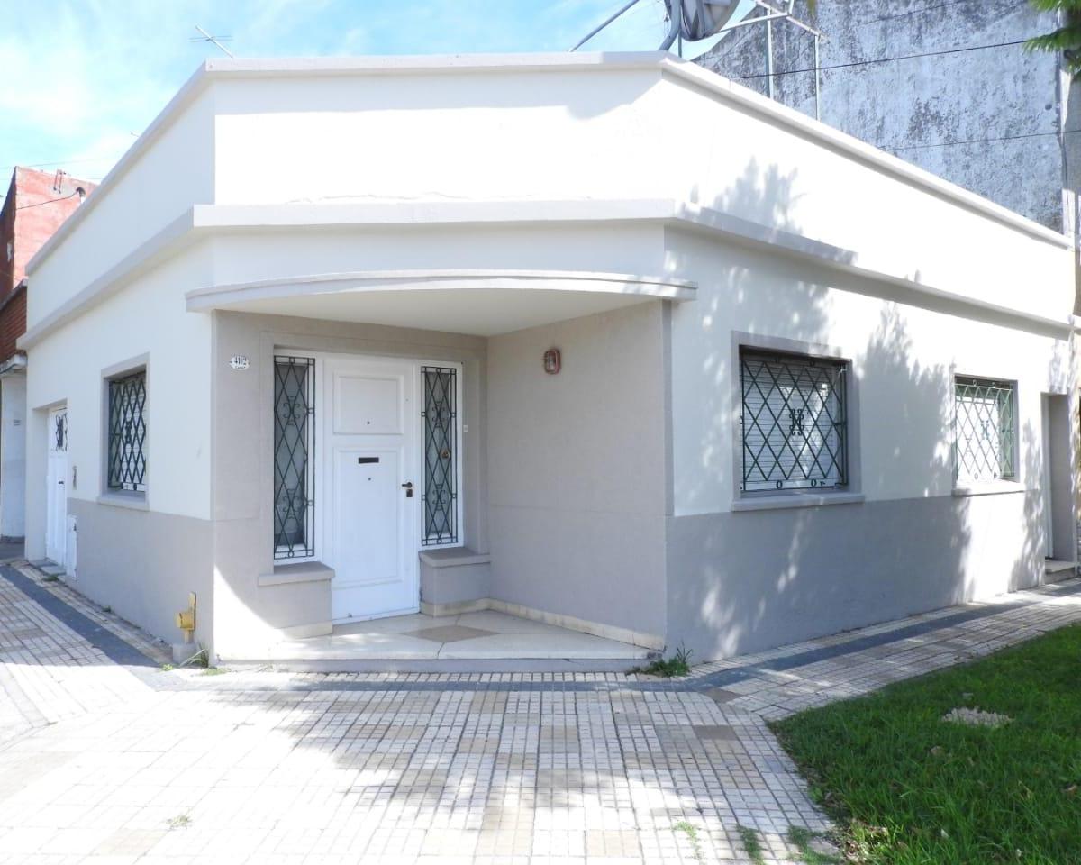 Casa 4 amb, 90m² con cochera cubierta — San Juan