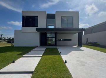 Casa de 5 ambientes, Esteban Echeverría · Moderna Propiedad 5 Ambientes I Canning Chico