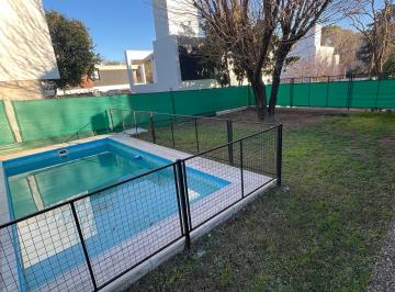 Casa · 128m² · 5 Ambientes · 2 Cocheras · Casa 1 Planta en Housing, Jardín y Pileta Propios!