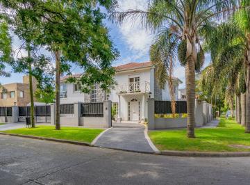 Casa · 350m² · 5 Ambientes · 2 Cocheras · Excelente Residencia en Esquina del Barrio Parque Luro. Tour Virtual