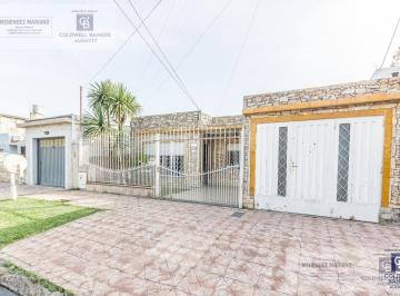 Casa · 140m² · 4 Ambientes · 4 Cocheras · Casa 4 Ambientes en Venta en Villa Luzuriaga