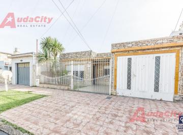 Casa · 140m² · 4 Ambientes · 4 Cocheras · Casa 4 Ambientes en Venta en Villa Luzuriaga