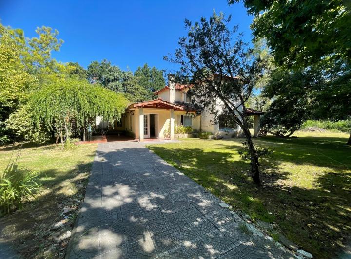 Casa · 400m² · 5 Ambientes · 2 Cocheras