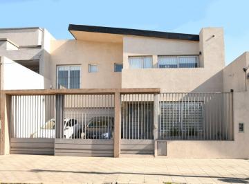 Casa de 7 ambientes, La Matanza · Ventachalet con Pileta, Quincho, Cocheratemple 1700 Ramos Mejía