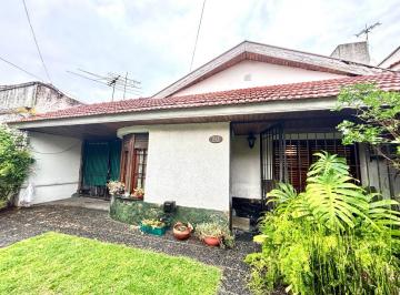 Casa de 4 ambientes, Lomas de Zamora · Casa Amplia con Jardín, Garage Para Dos Autos en Hermosa Zona