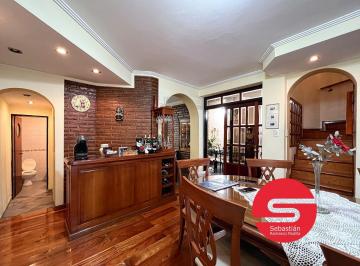 Casa · 151m² · 4 Ambientes · 1 Cochera · Casa Abasto 3 Dorm. Cochera Patio PH Al Frente