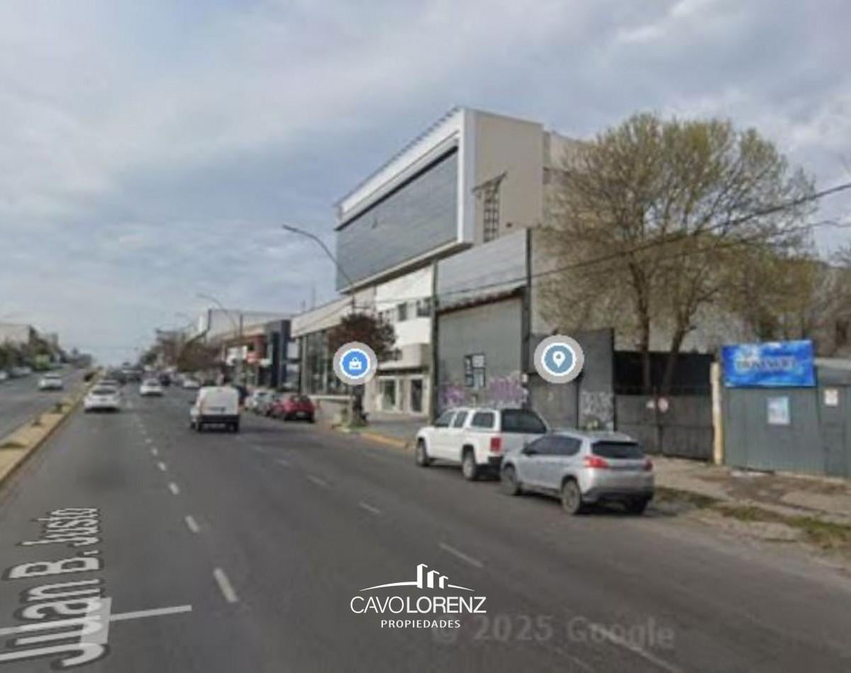 Lote de 341m² con local de 24m² en Villa Lourdes